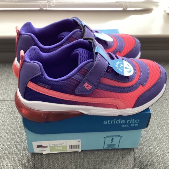 Stride Rite Made2Play® Surge Bounce Sneaker (Little Kid) 3 M - Picture 10 of 14